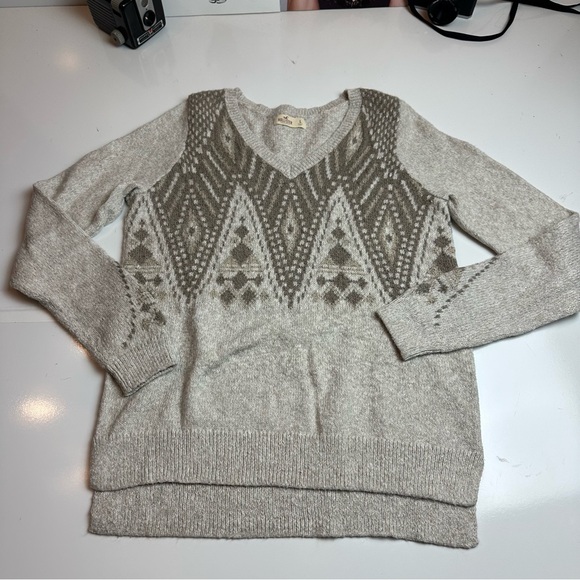 Hollister Sweaters - Hollister V-Neck Sweater in Light Gray with Pattern